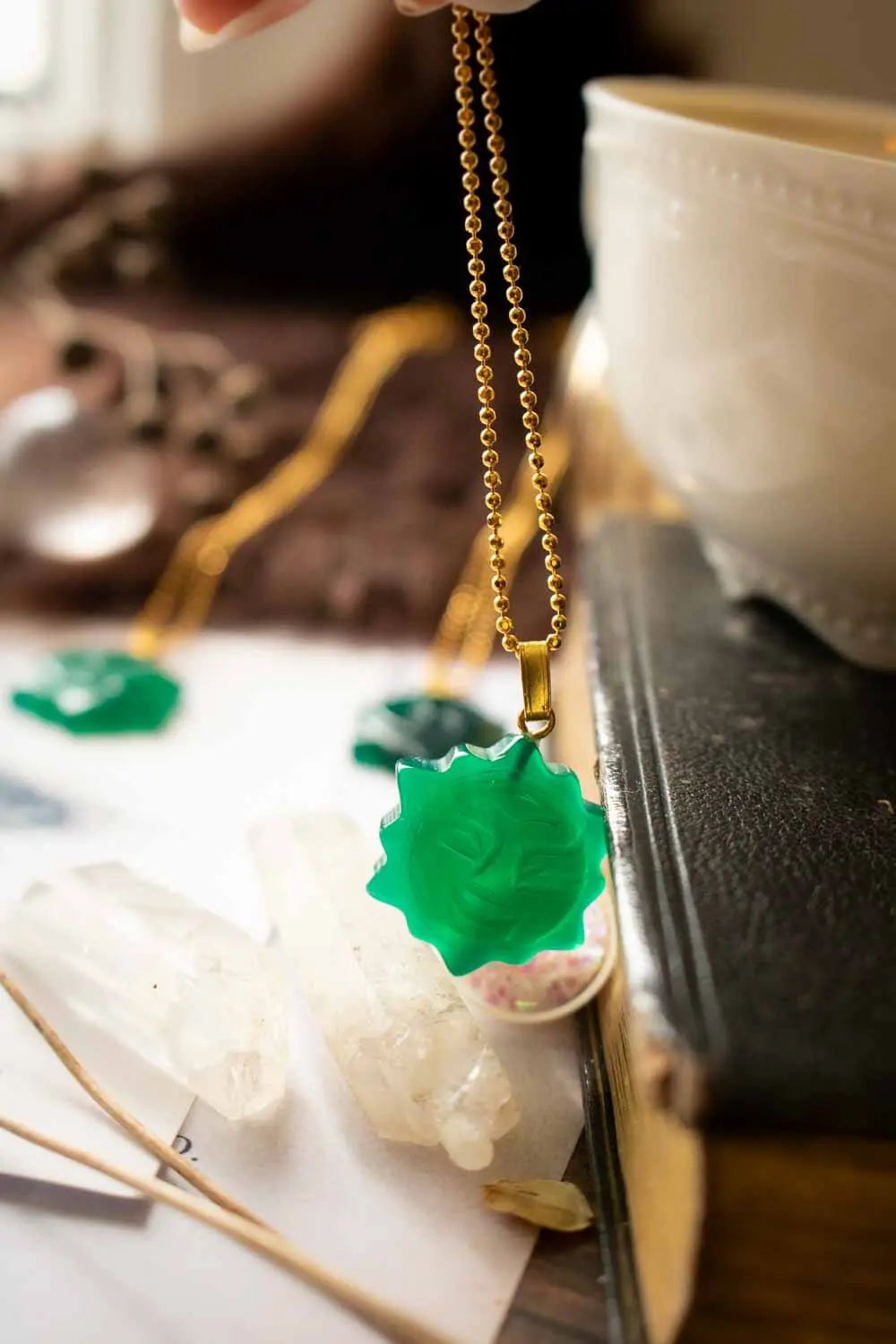 Pendentif Agate verte Zezuna et chaîne en laiton doré lunamanashop