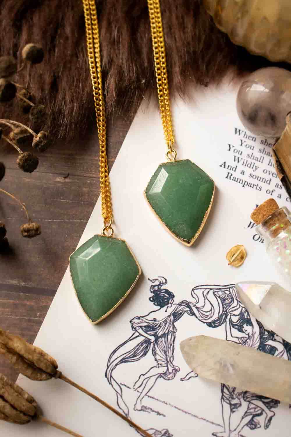 Pendentif Dessielle aventurine verte et chaîne en laiton doré lunamanashop