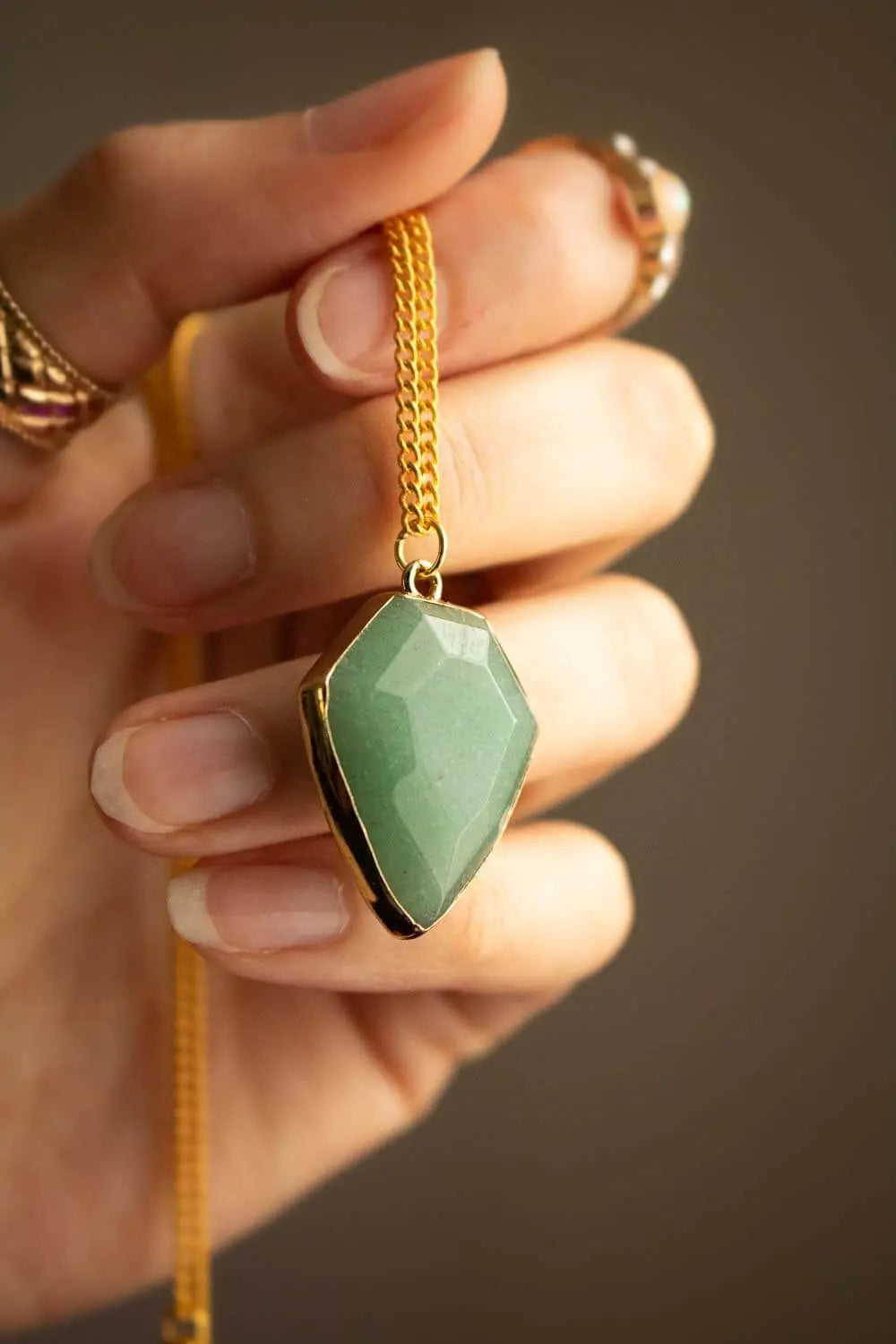Pendentif Dessielle aventurine verte et chaîne en laiton doré lunamanashop