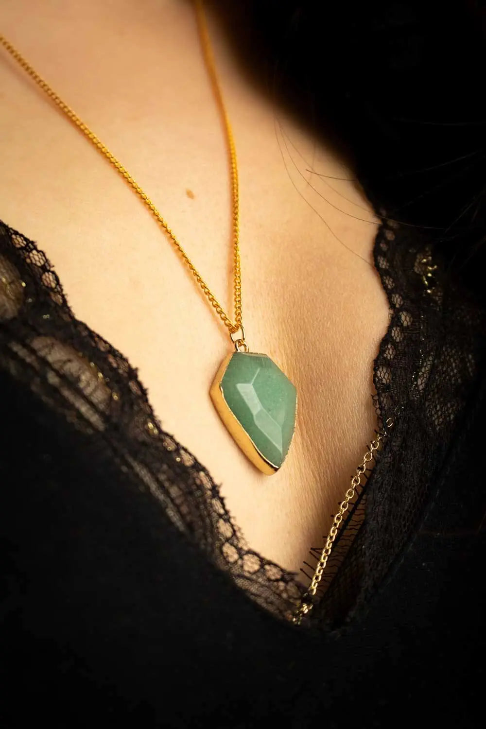Pendentif Dessielle aventurine verte et chaîne en laiton doré lunamanashop