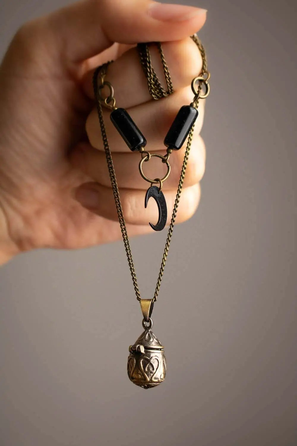 Pendentif Boîte à souhait en Obsidienne noire et lune lunamanashop