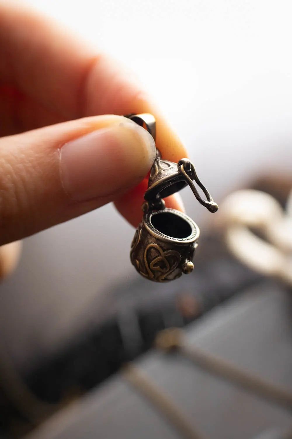 Pendentif Boîte à souhait en Obsidienne noire et lune lunamanashop