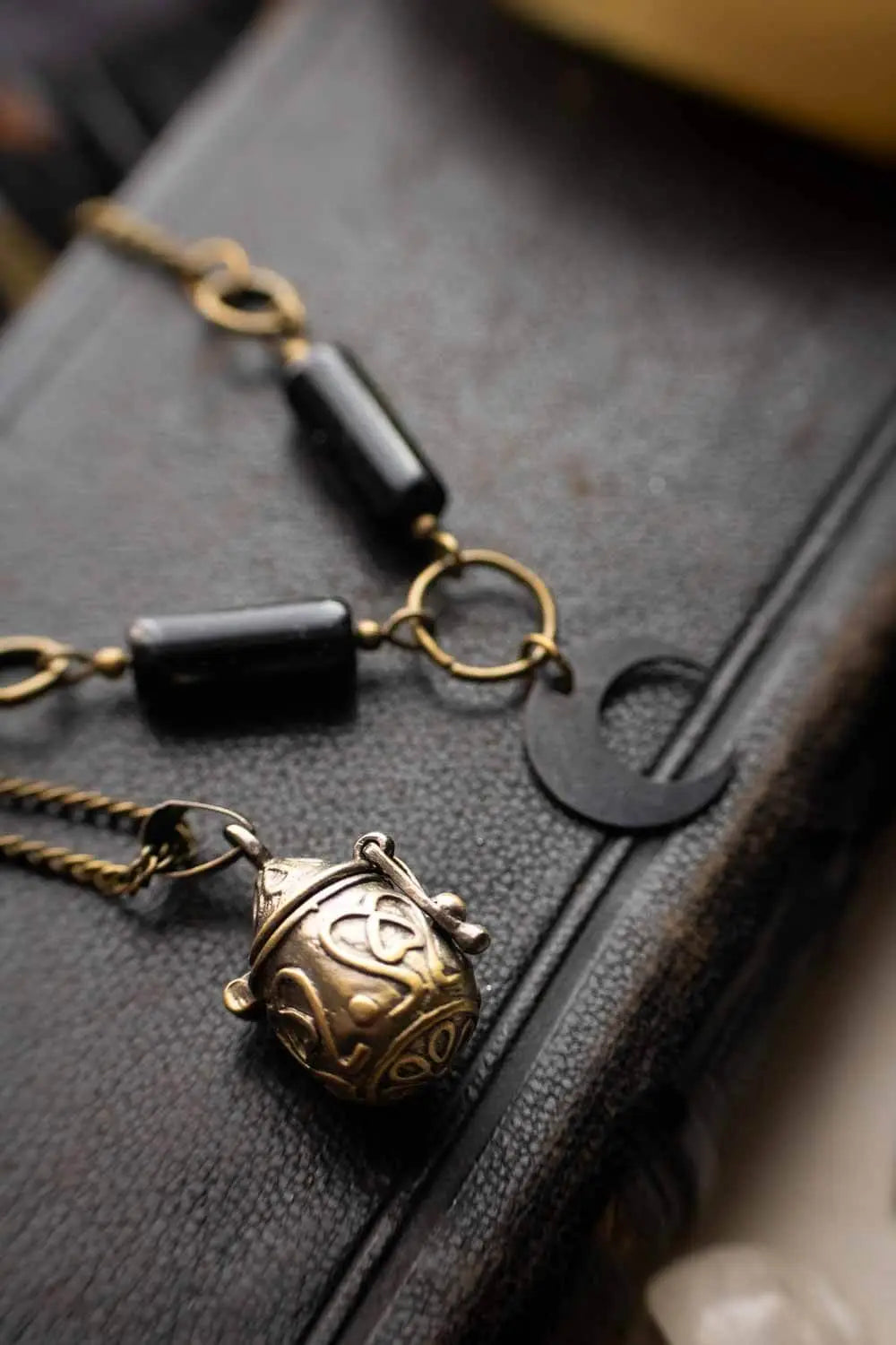 Pendentif Boîte à souhait en Obsidienne noire et lune lunamanashop