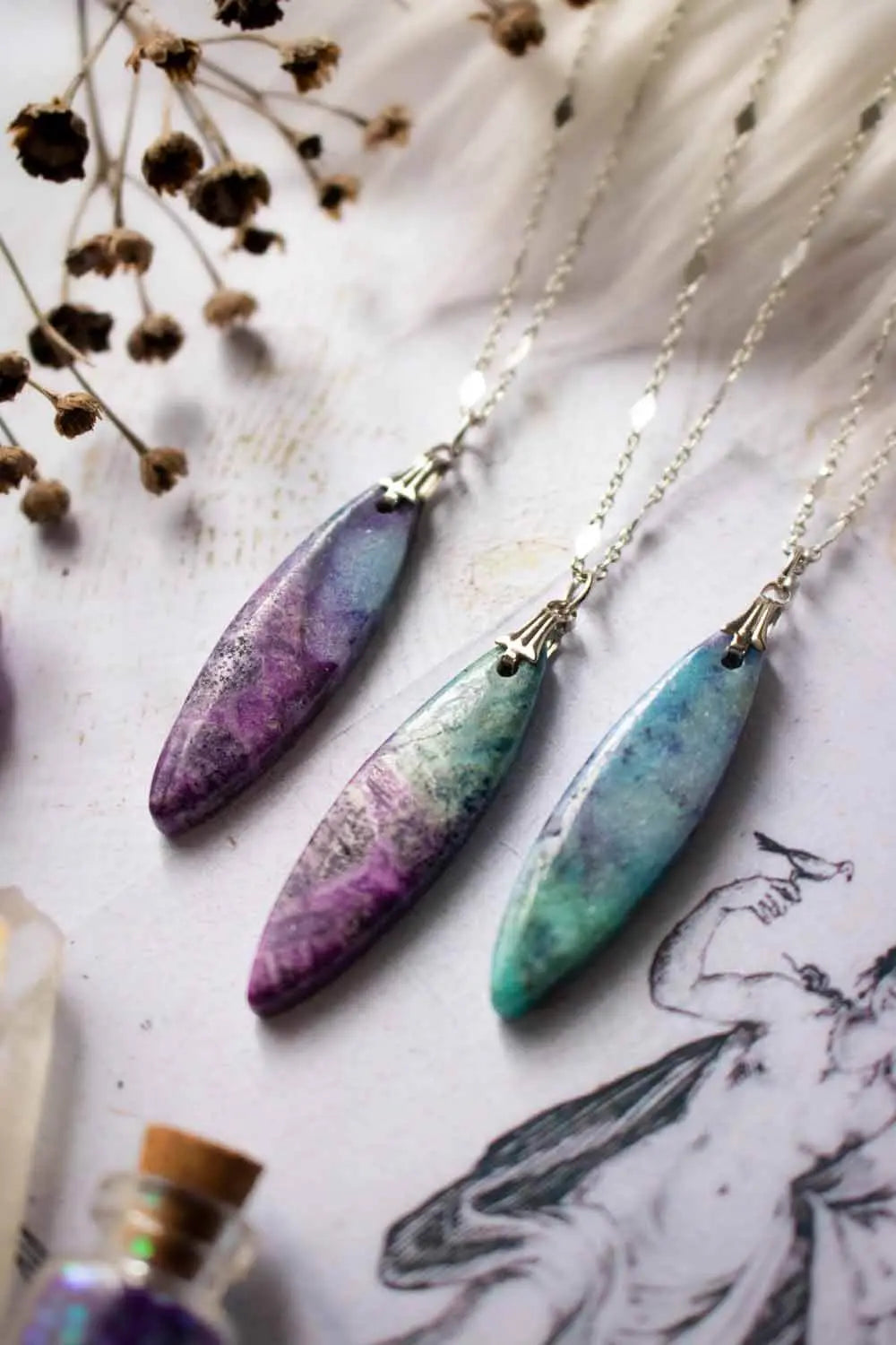 Pendentif Aktarise en Calcite et chaîne en laiton argenté lunamanashop