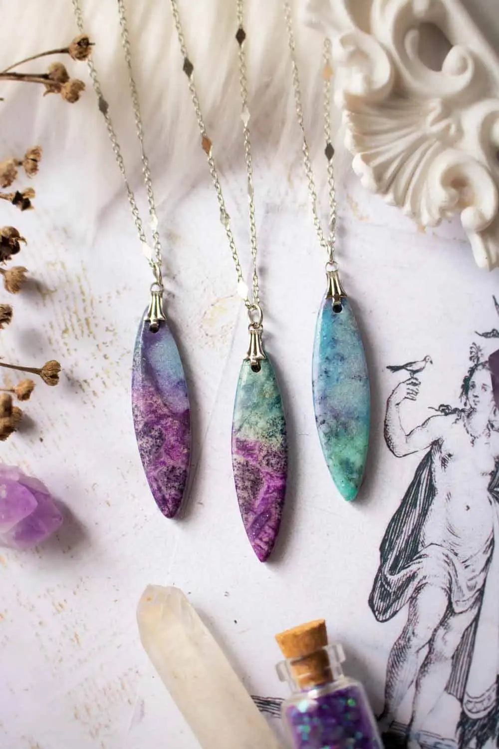 Pendentif Aktarise en Calcite et chaîne en laiton argenté lunamanashop