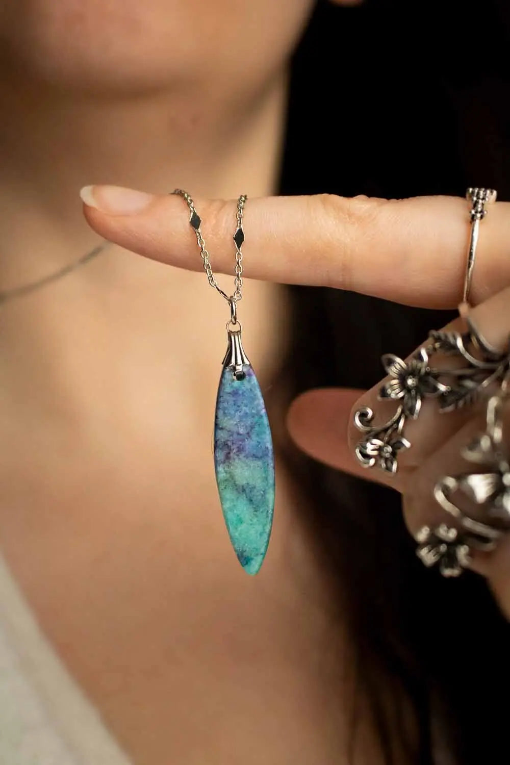 Pendentif Aktarise en Calcite et chaîne en laiton argenté lunamanashop
