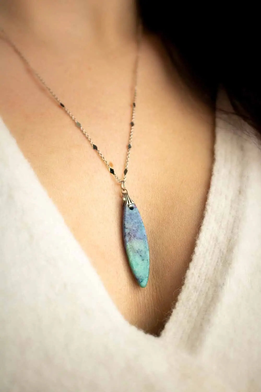 Pendentif Aktarise en Calcite et chaîne en laiton argenté lunamanashop