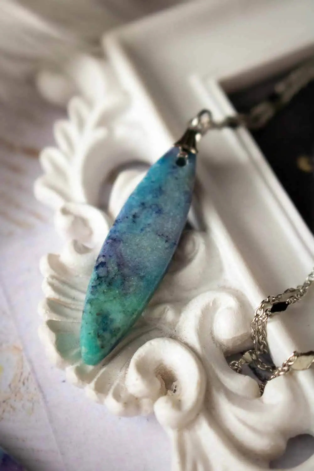Pendentif Aktarise en Calcite et chaîne en laiton argenté lunamanashop