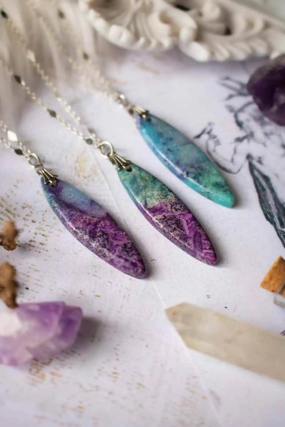 Pendentif Aktarise en Calcite et chaîne en laiton argenté lunamanashop