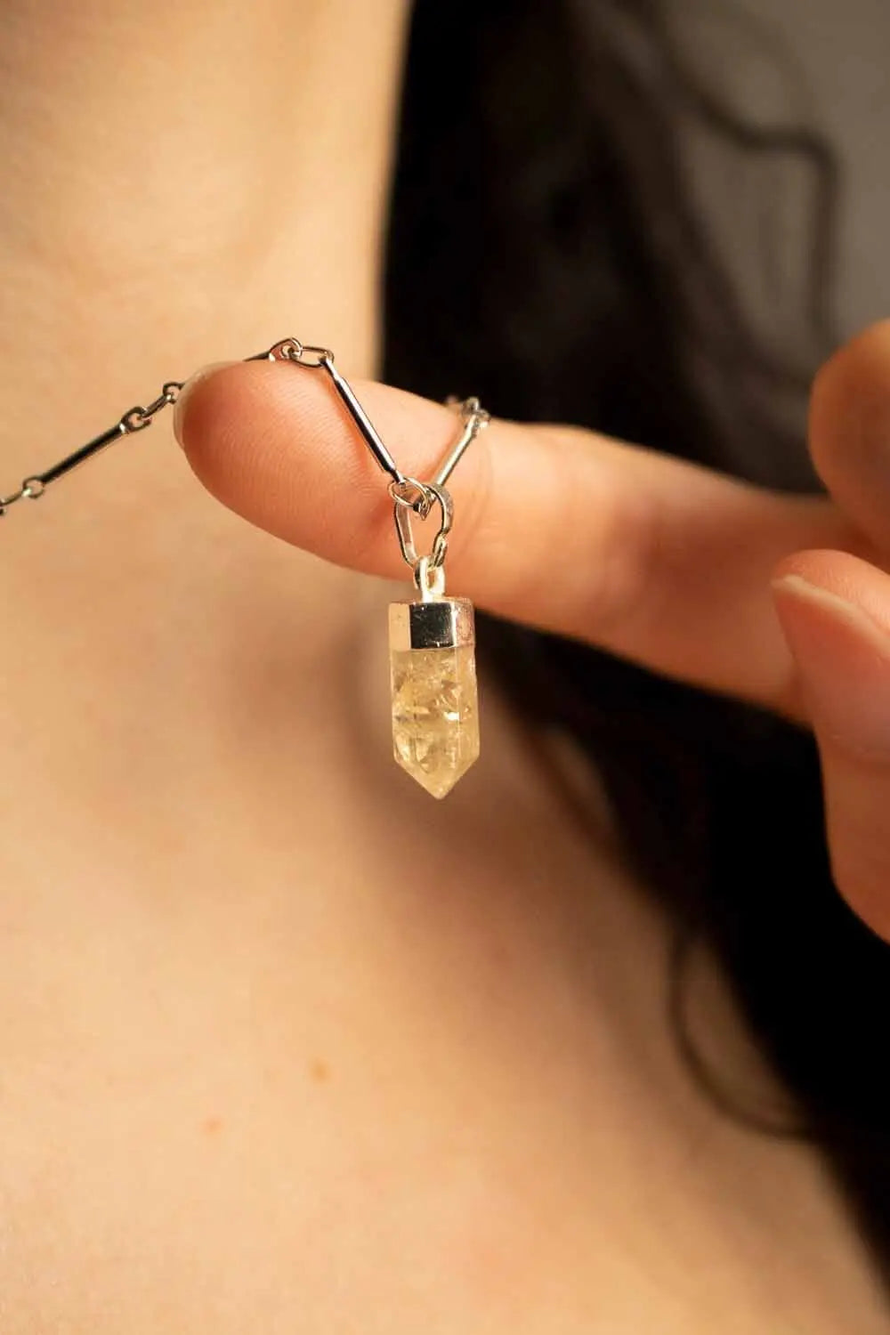 Pendentif Citrine Wilda chaîne en laiton argenté lunamanashop