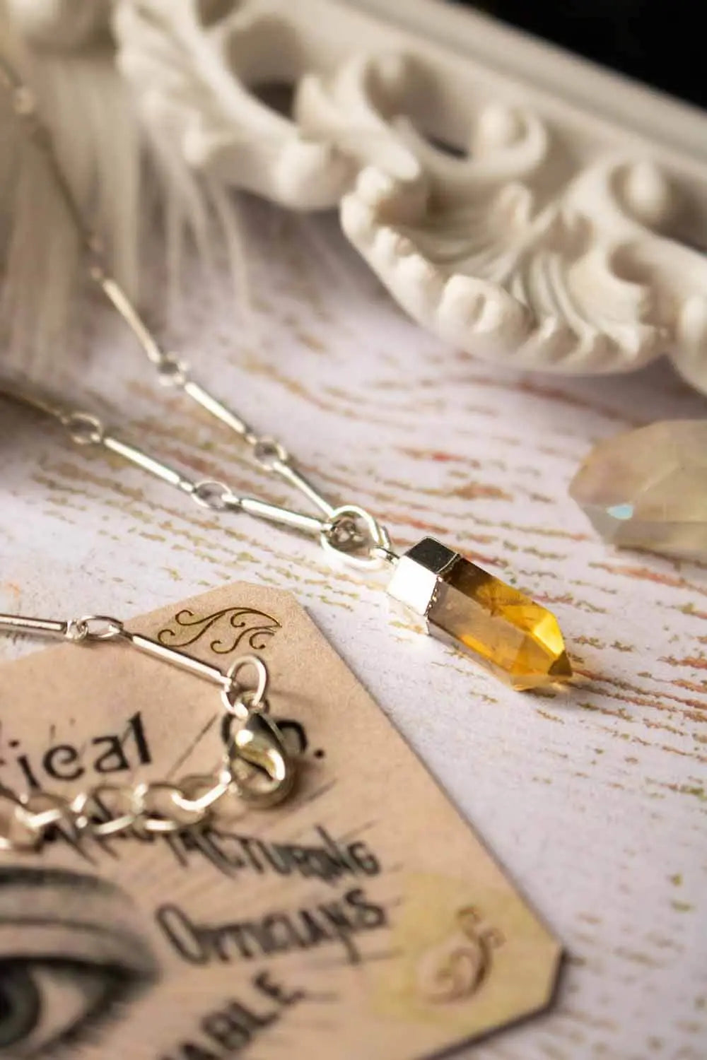 Pendentif Citrine Wilda chaîne en laiton argenté lunamanashop