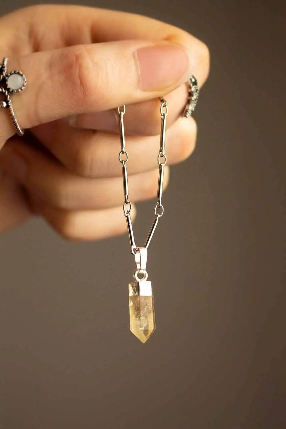 Pendentif Citrine Wilda chaîne en laiton argenté lunamanashop