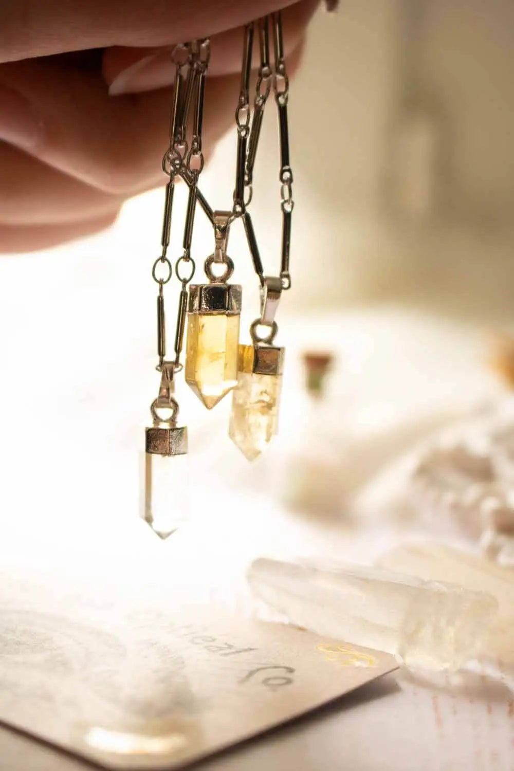 Pendentif Citrine Wilda chaîne en laiton argenté lunamanashop