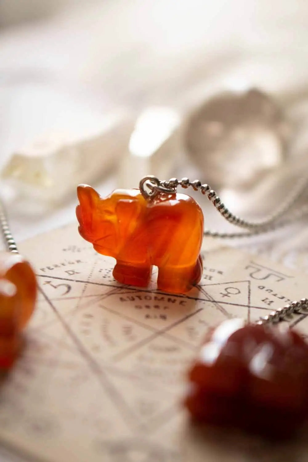 Pendentif Cornaline Blissia et chaîne en laiton argenté lunamanashop