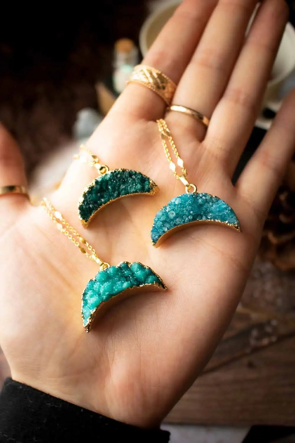 Pendentif Agate Dione et chaîne en laiton doré lunamanashop