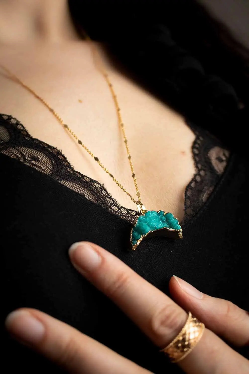 Pendentif Agate Dione et chaîne en laiton doré lunamanashop
