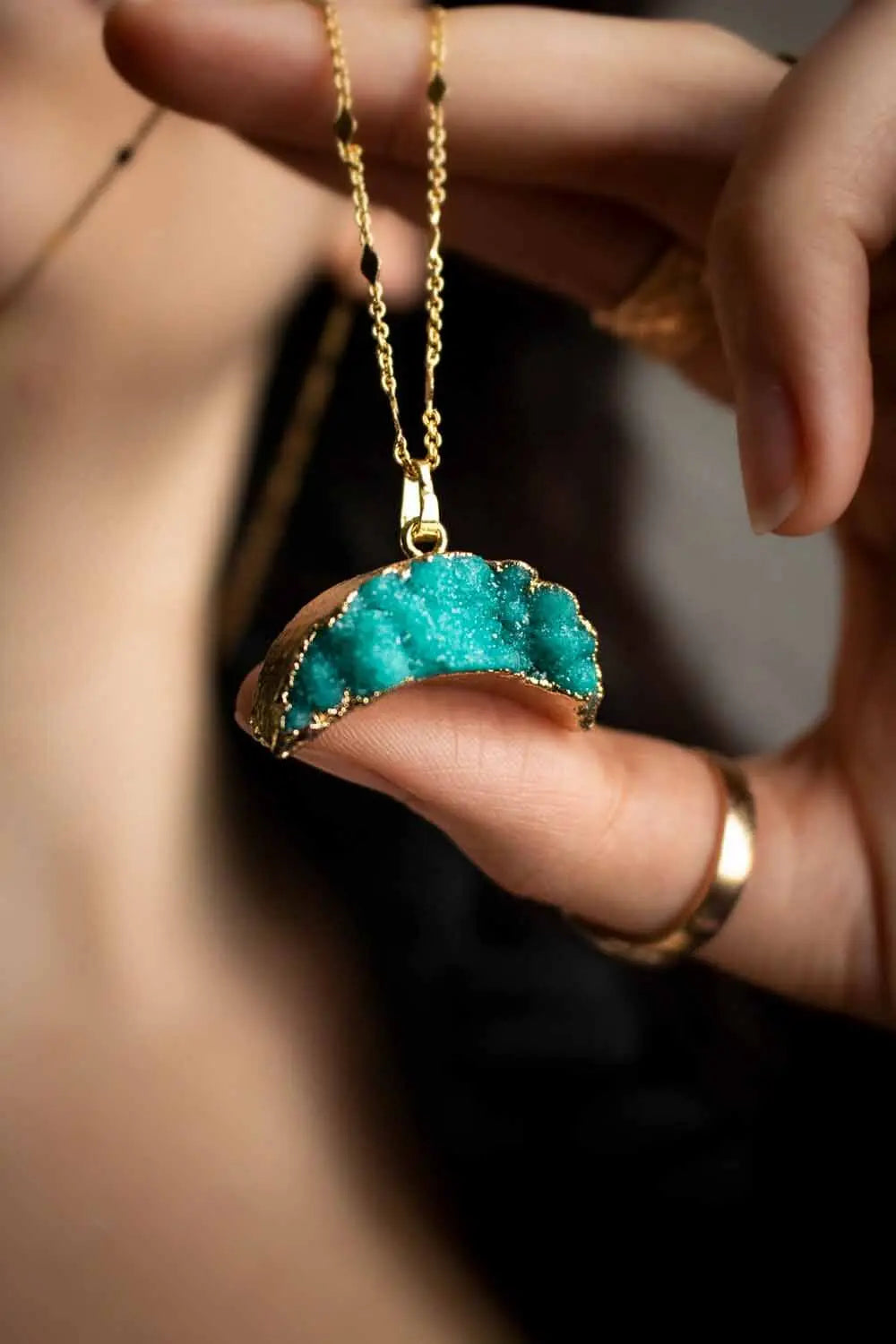 Pendentif Agate Dione et chaîne en laiton doré lunamanashop