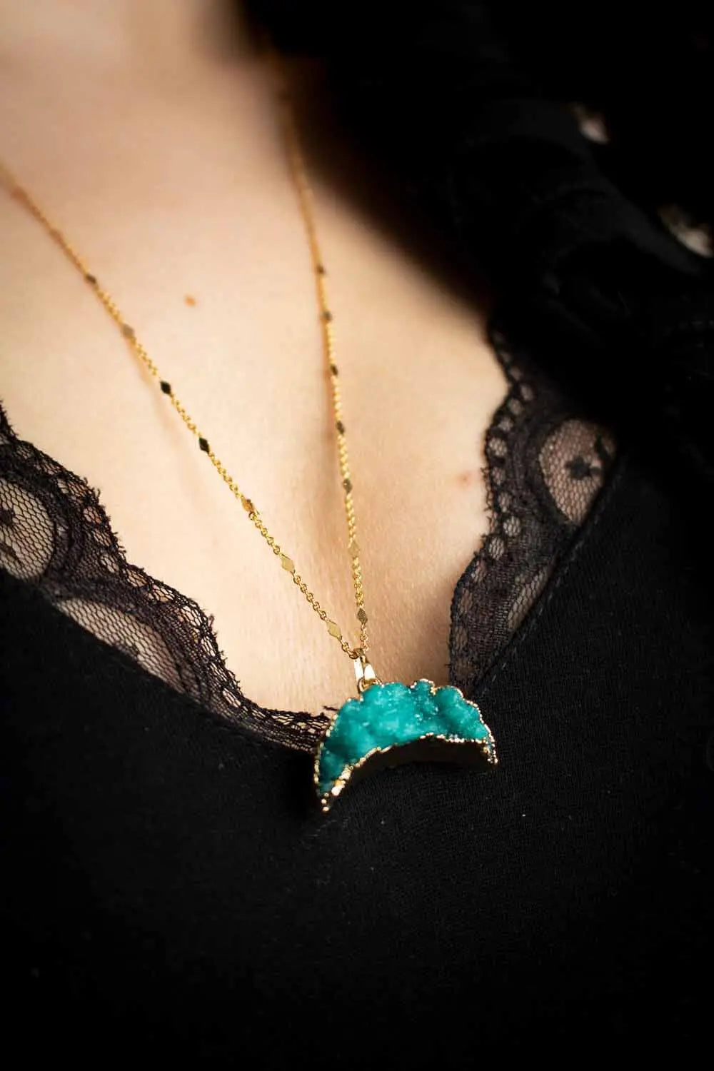 Pendentif Agate Dione et chaîne en laiton doré lunamanashop