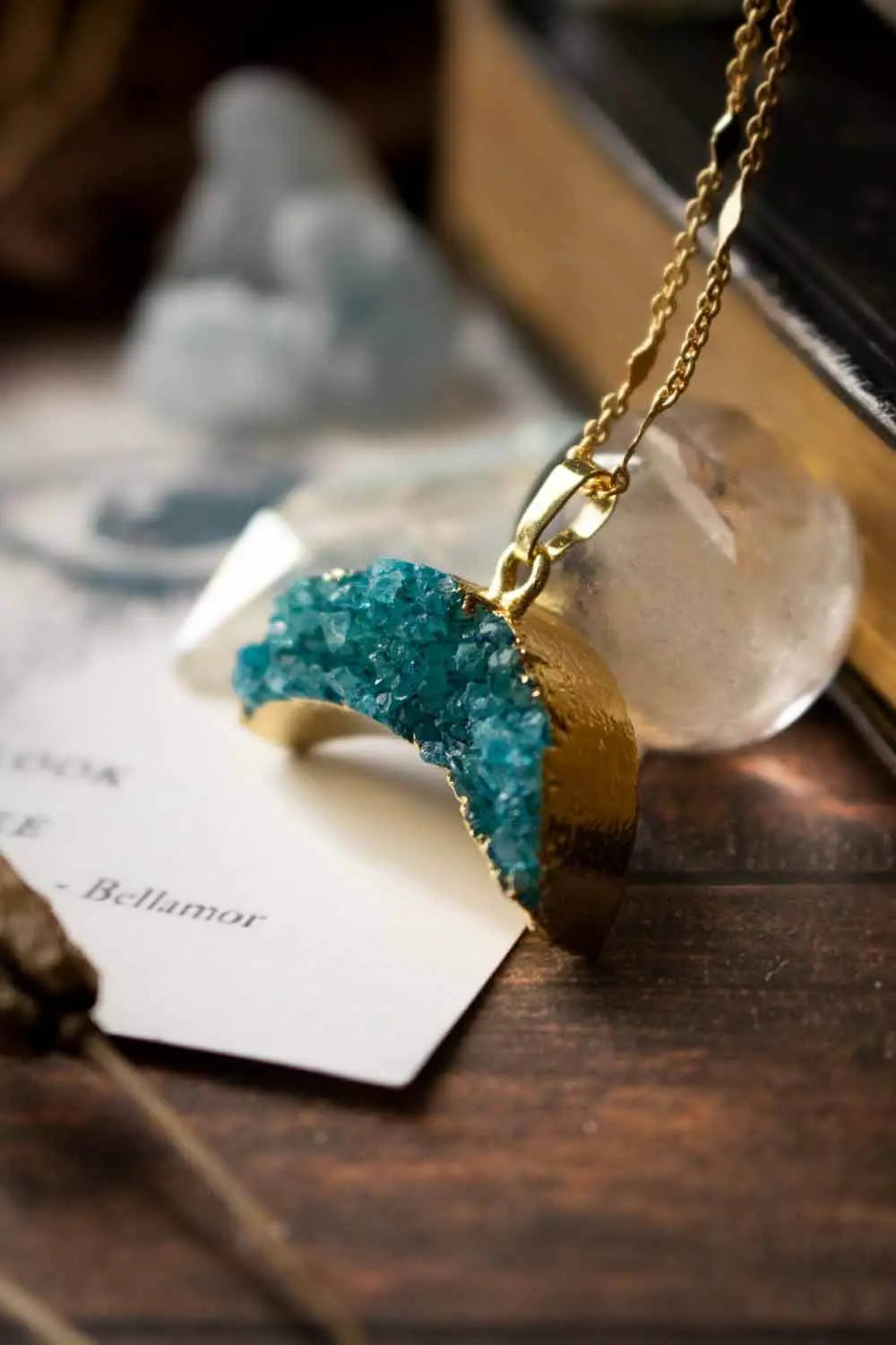 Pendentif Agate Dione et chaîne en laiton doré lunamanashop