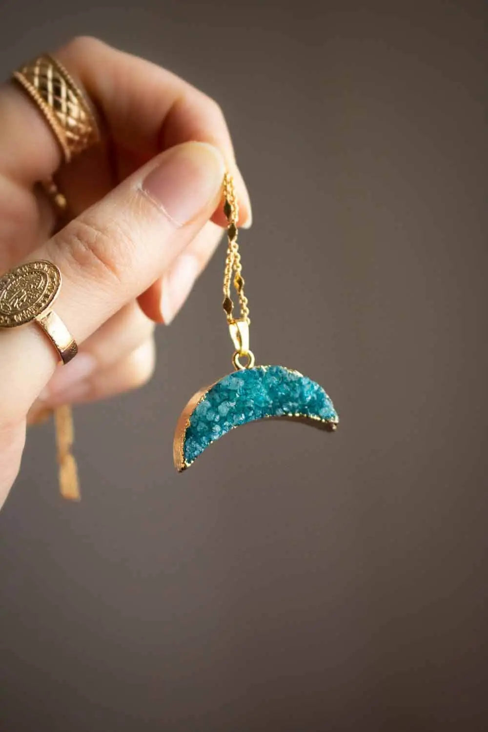 Pendentif Agate Dione et chaîne en laiton doré lunamanashop