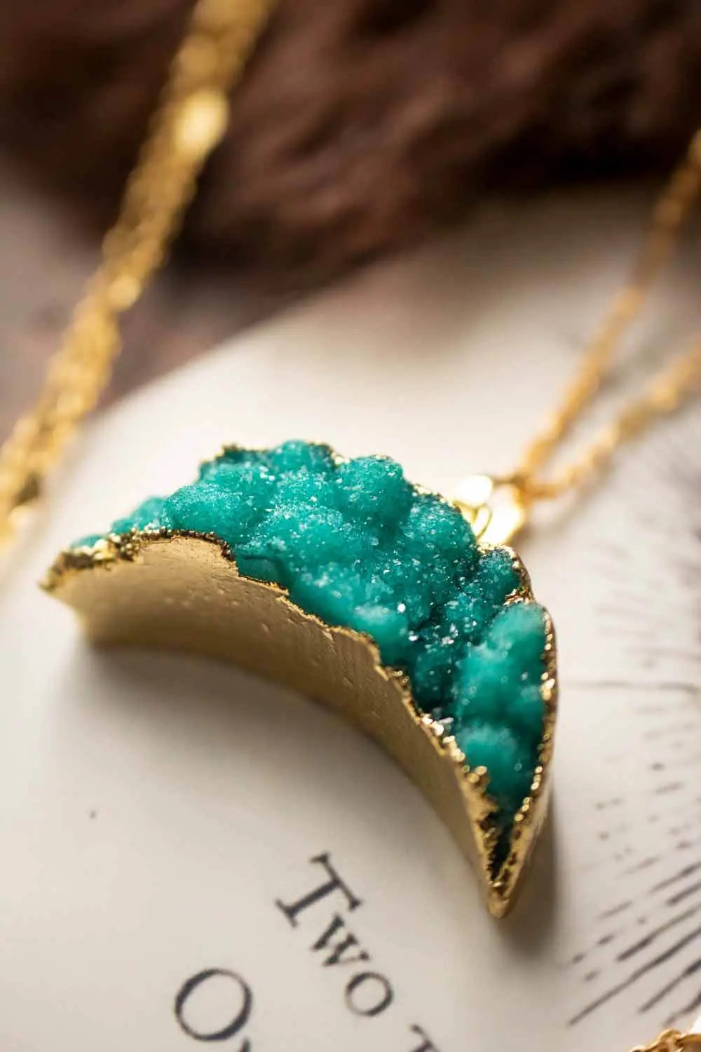Pendentif Agate Dione et chaîne en laiton doré lunamanashop