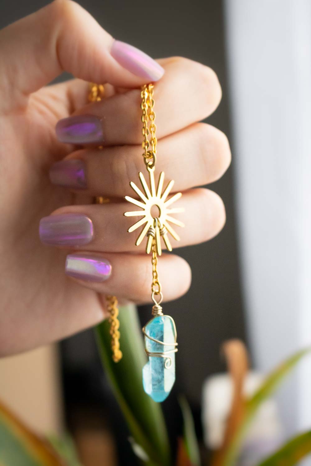Pendentif Hélios azur - Soleil doré et quartz bleuté enlacé lunamanashop