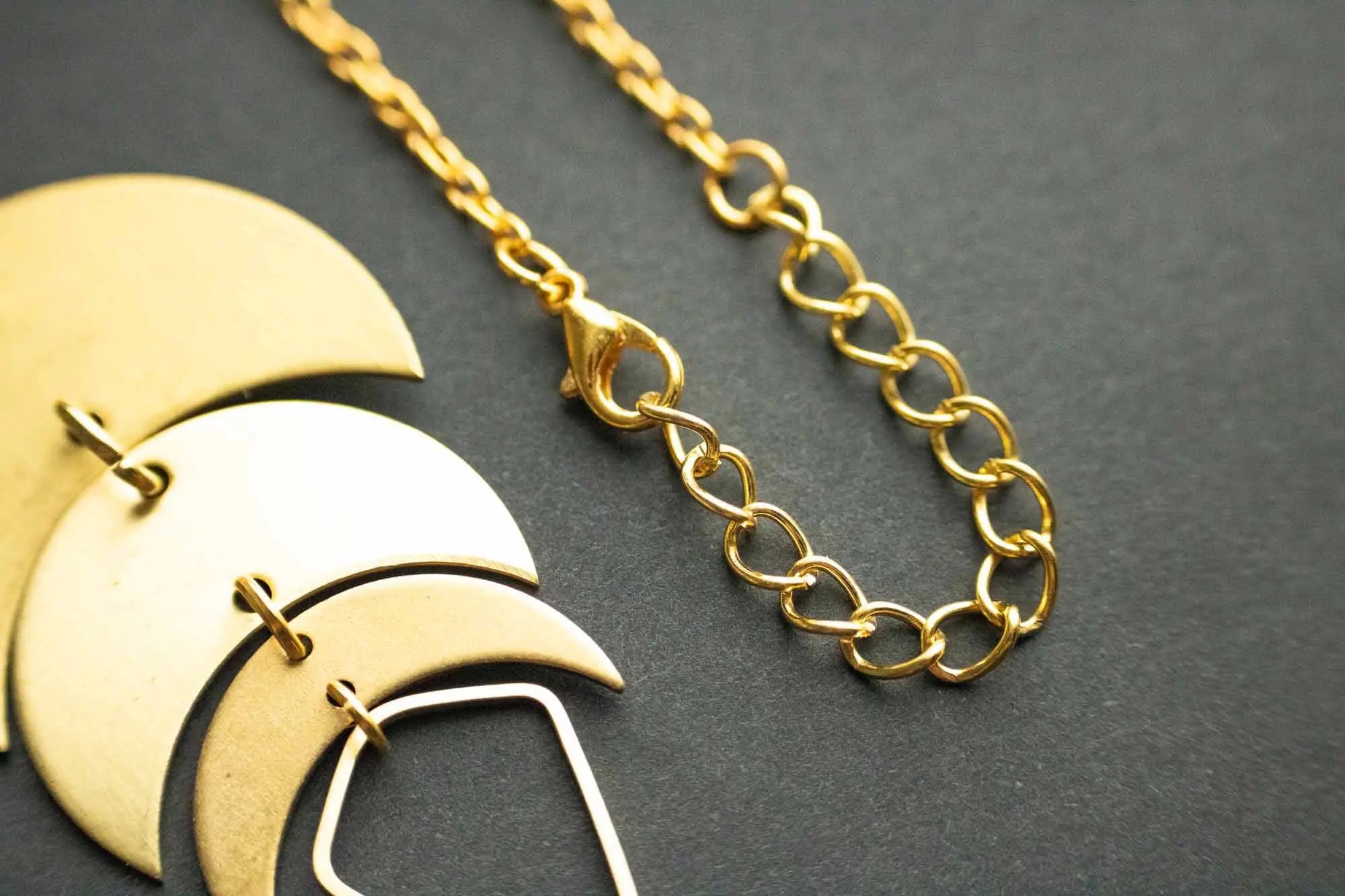 Pendentif Kermès avec phases de Lune et perle rouge lunamanashop