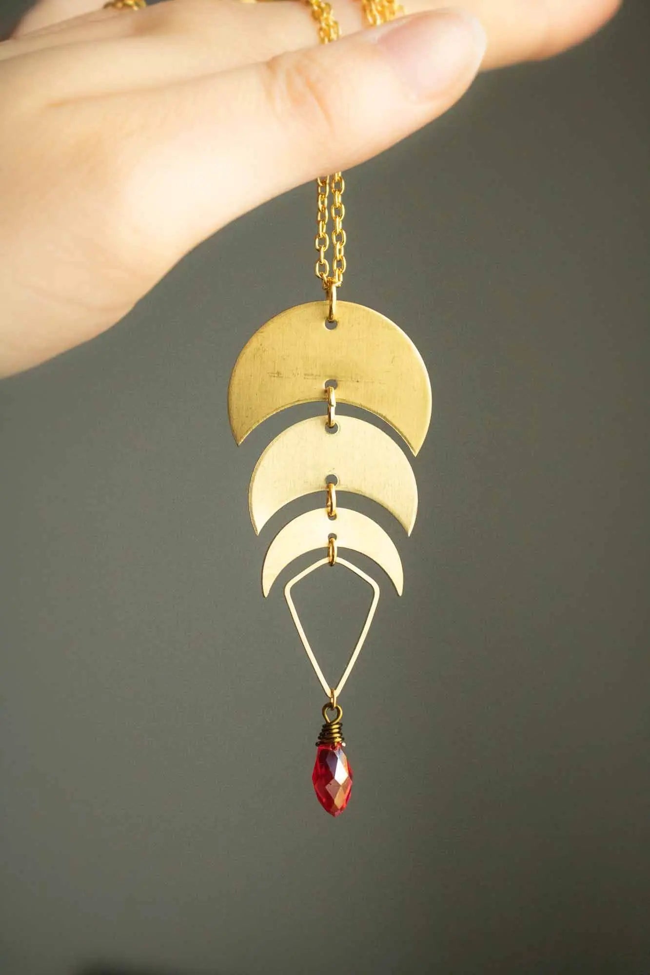 Pendentif Kermès avec phases de Lune et perle rouge lunamanashop