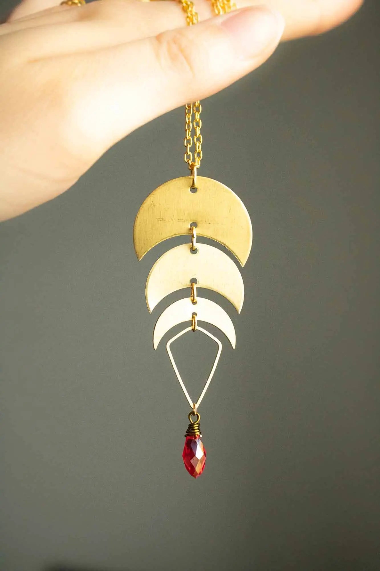 Pendentif Kermès avec phases de Lune et perle rouge lunamanashop