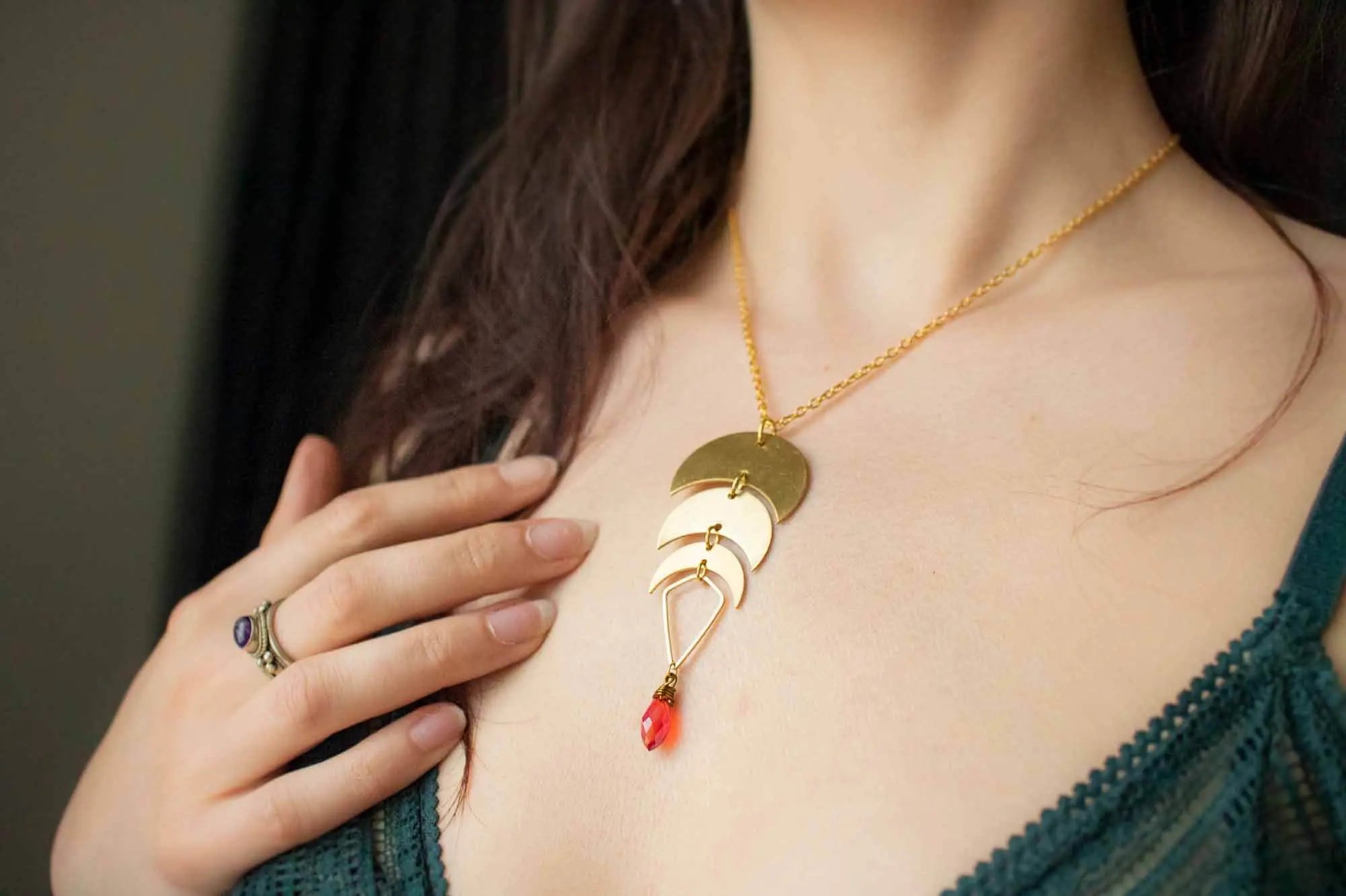 Pendentif Kermès avec phases de Lune et perle rouge lunamanashop