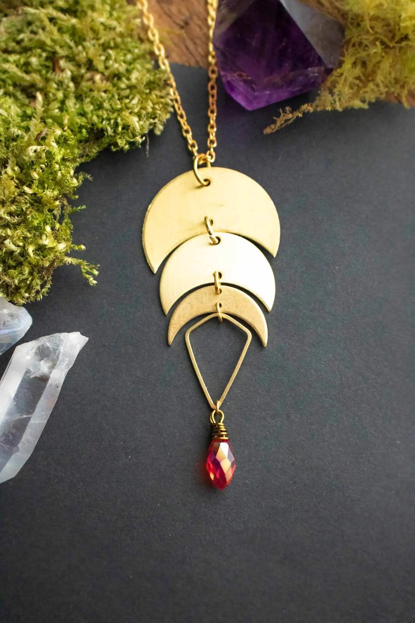Pendentif Kermès avec phases de Lune et perle rouge lunamanashop