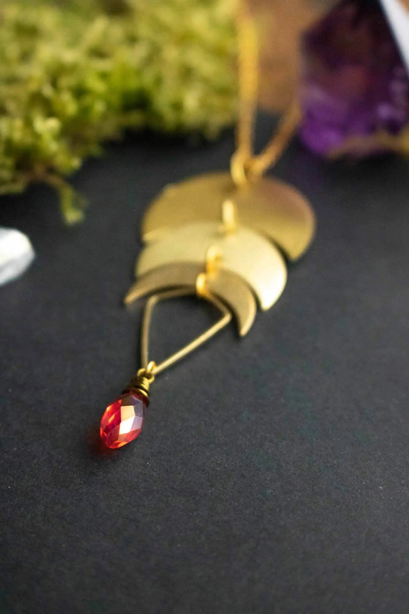 Pendentif Kermès avec phases de Lune et perle rouge lunamanashop