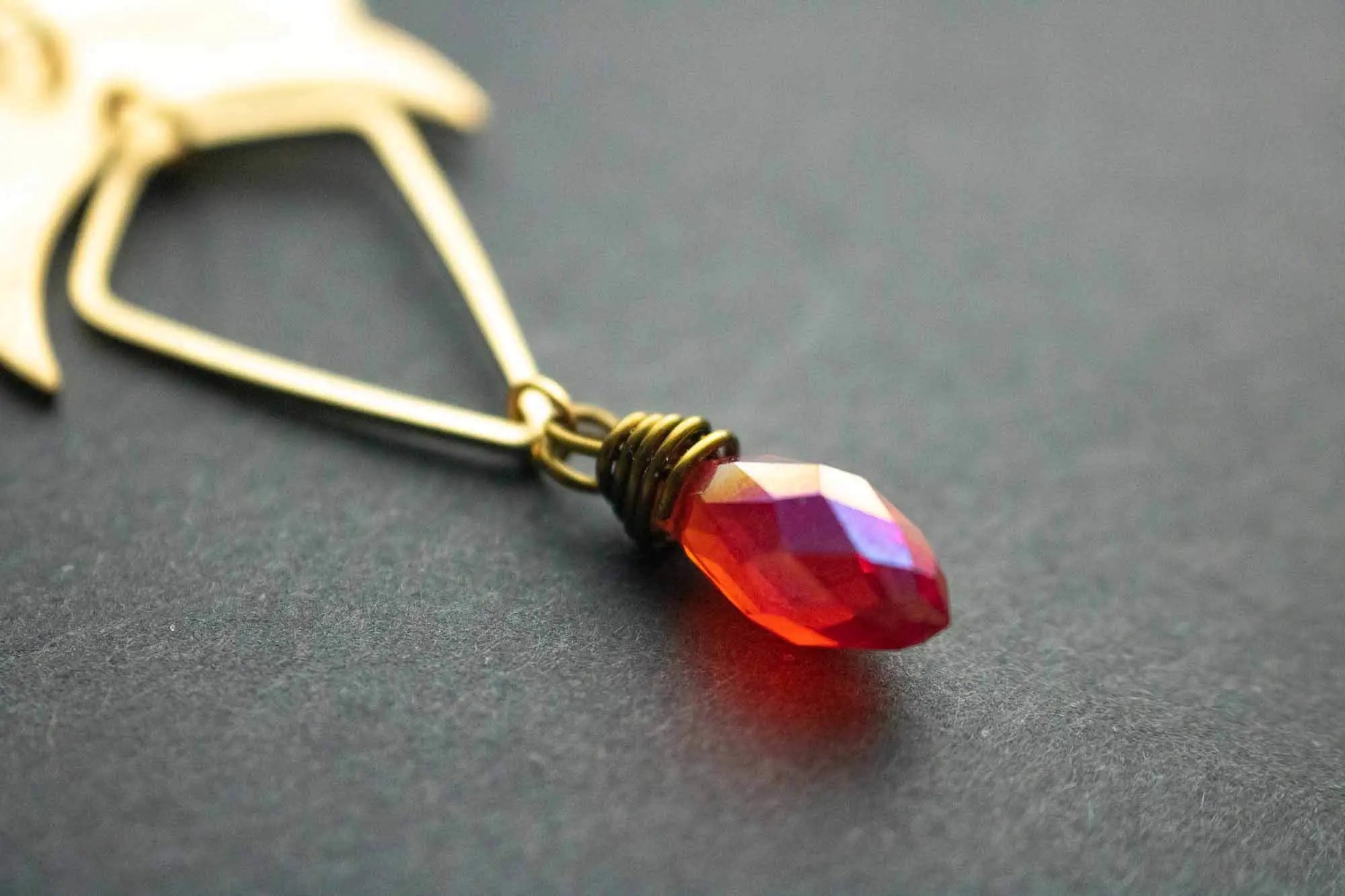Pendentif Kermès avec phases de Lune et perle rouge lunamanashop