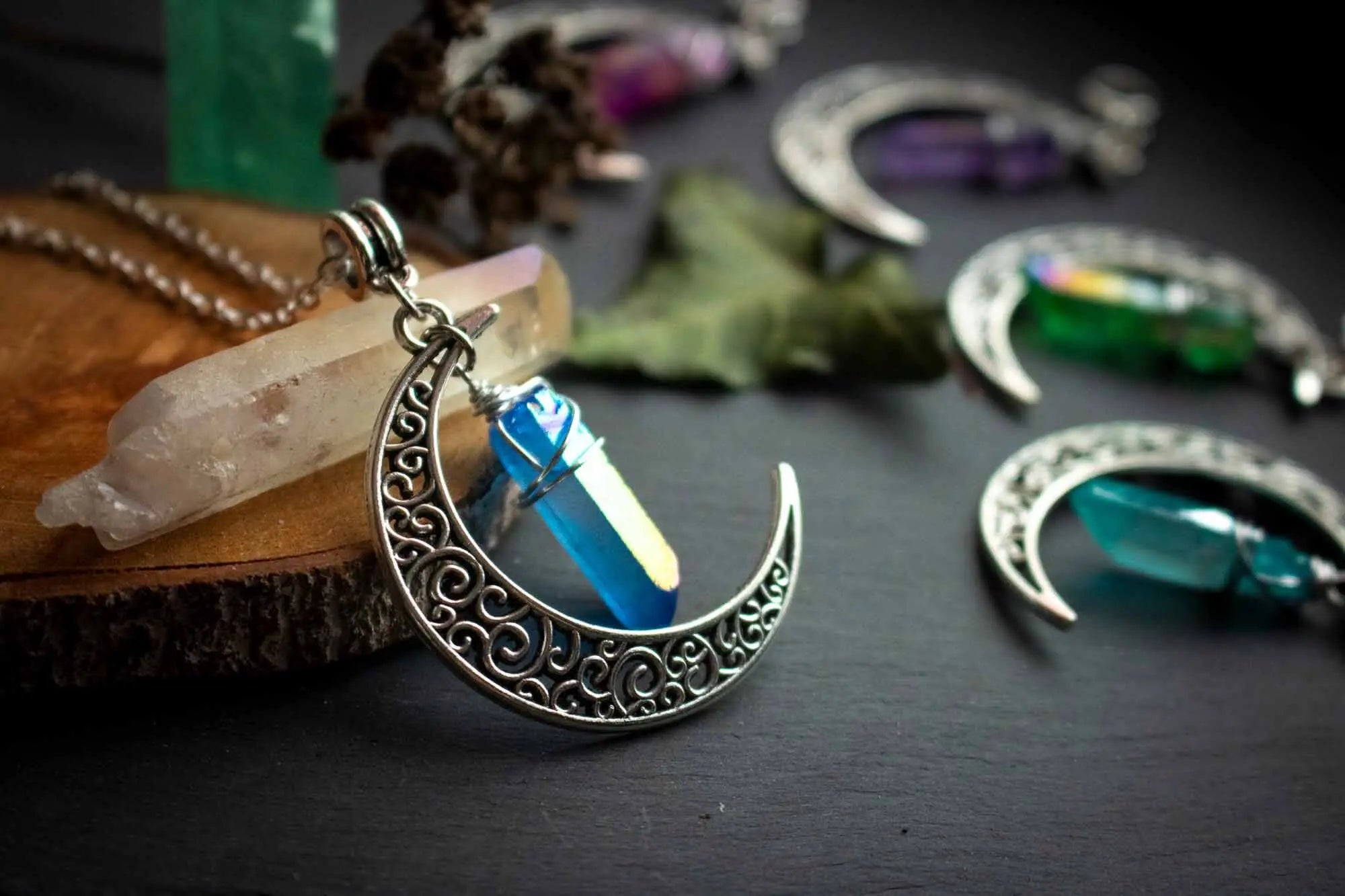 Pendentif Lune et Cristal de Quartz Coloré lunamanashop