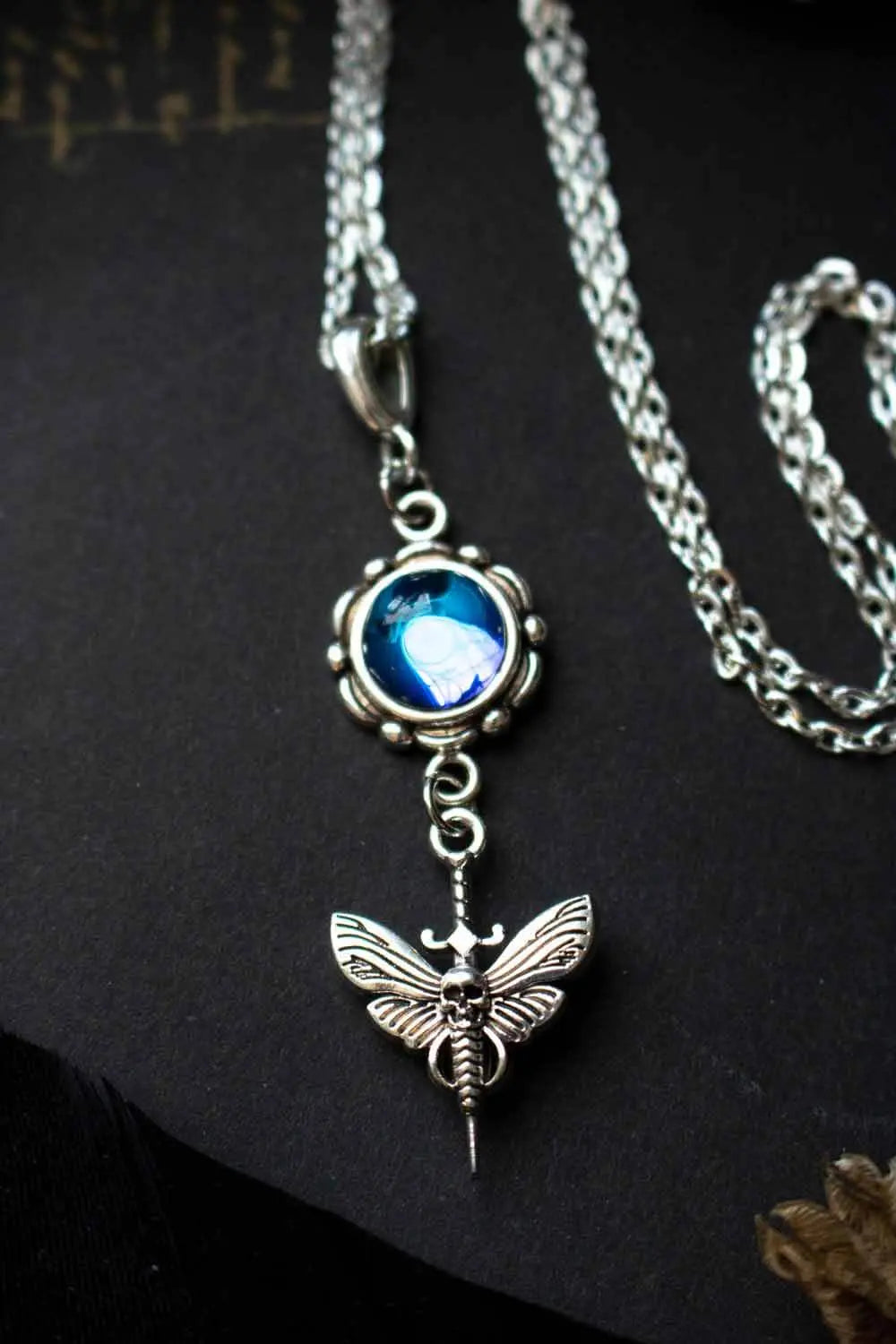 Pendentif Papillon mortel bleuté et chaîne argentée lunamanashop