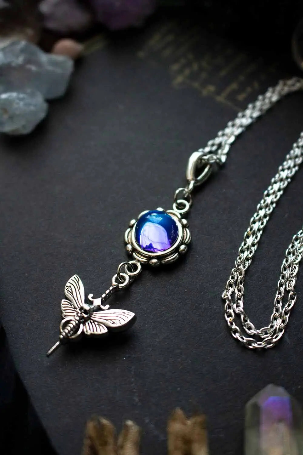 Pendentif Papillon mortel bleuté et chaîne argentée lunamanashop