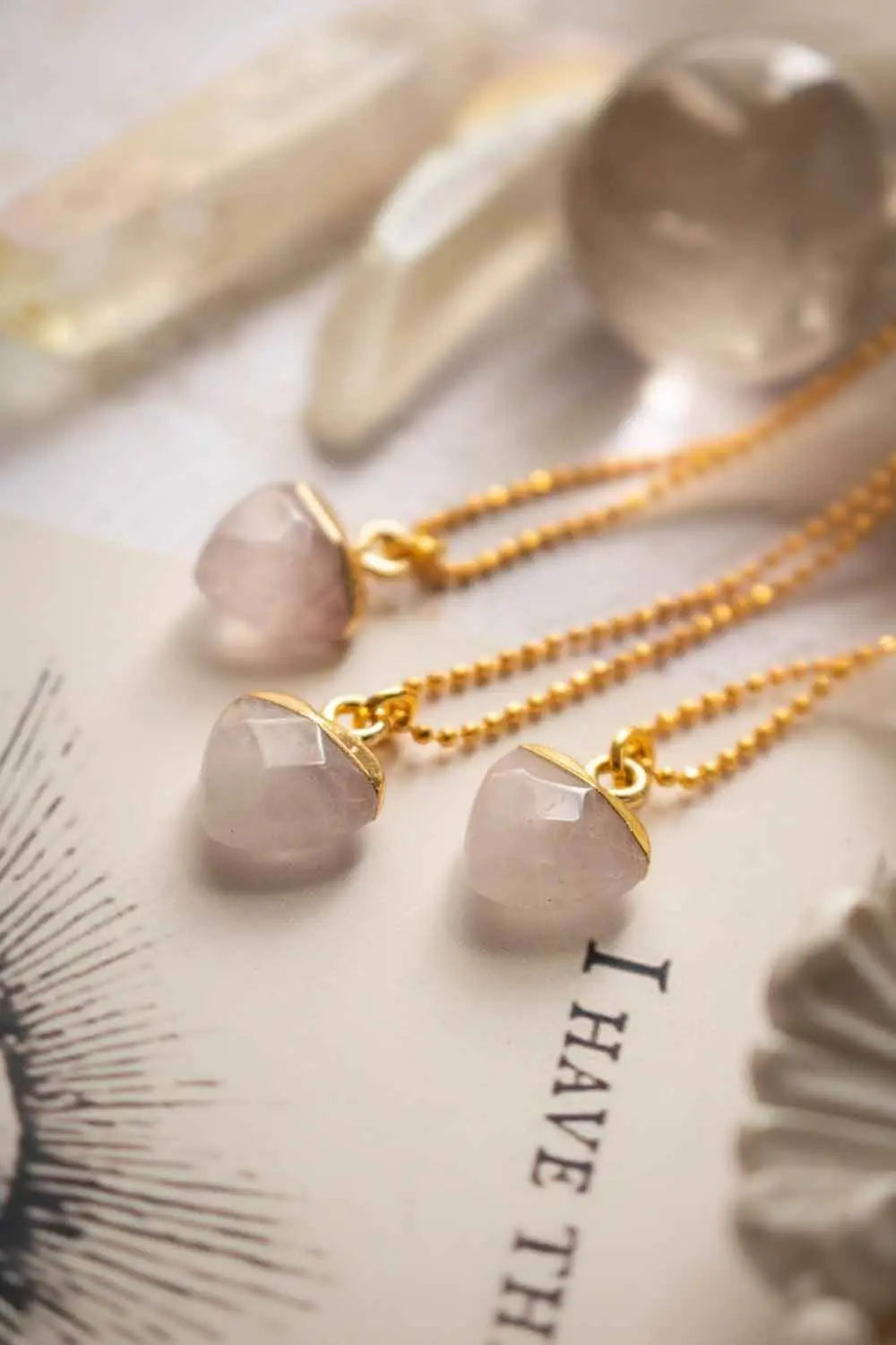 Pendentif Quartz Rose Aletha et chaîne laiton doré lunamanashop
