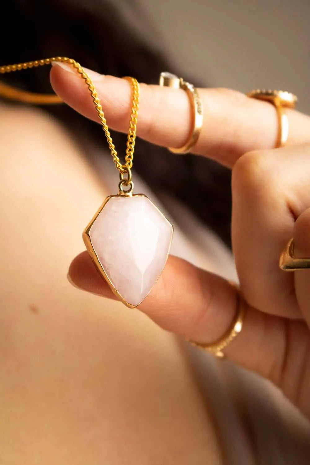 Pendentif Quartz Rose Alize et chaîne laiton doré lunamanashop