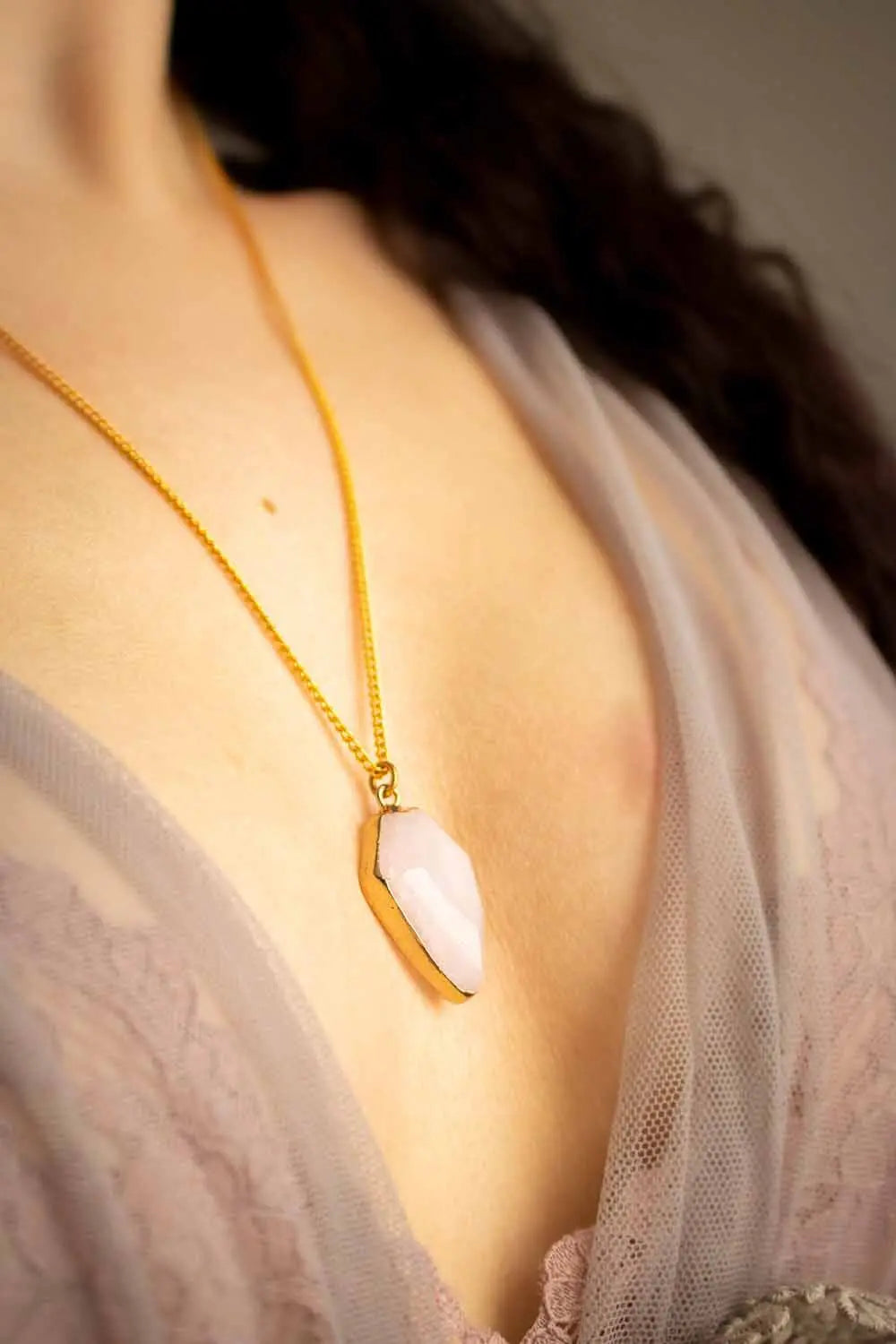 Pendentif Quartz Rose Alize et chaîne laiton doré lunamanashop