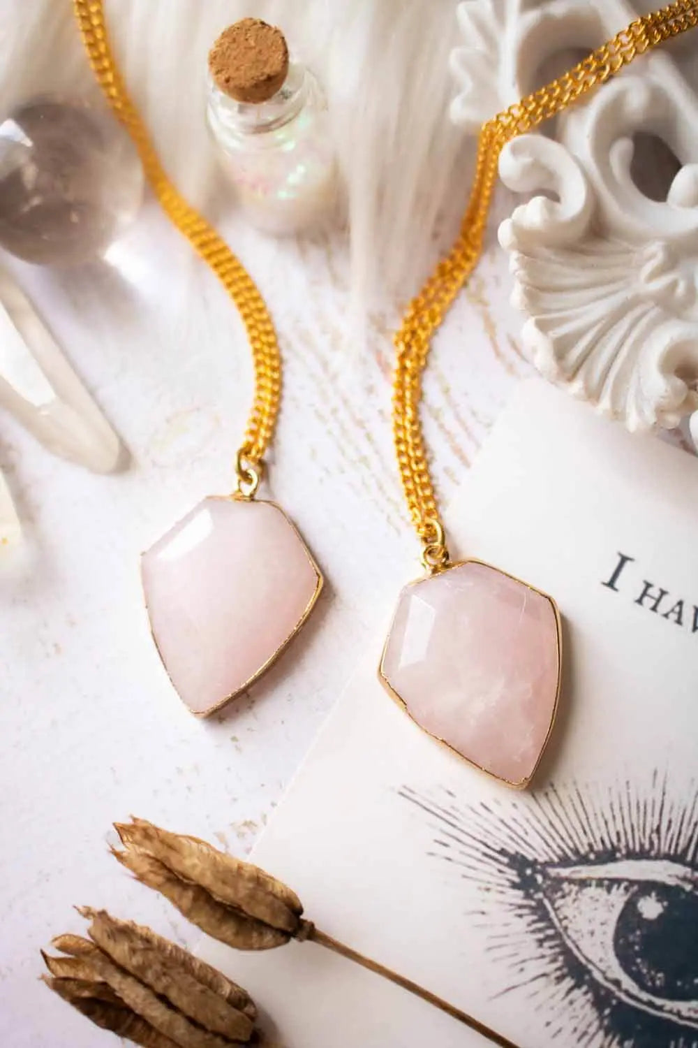 Pendentif Quartz Rose Alize et chaîne laiton doré lunamanashop