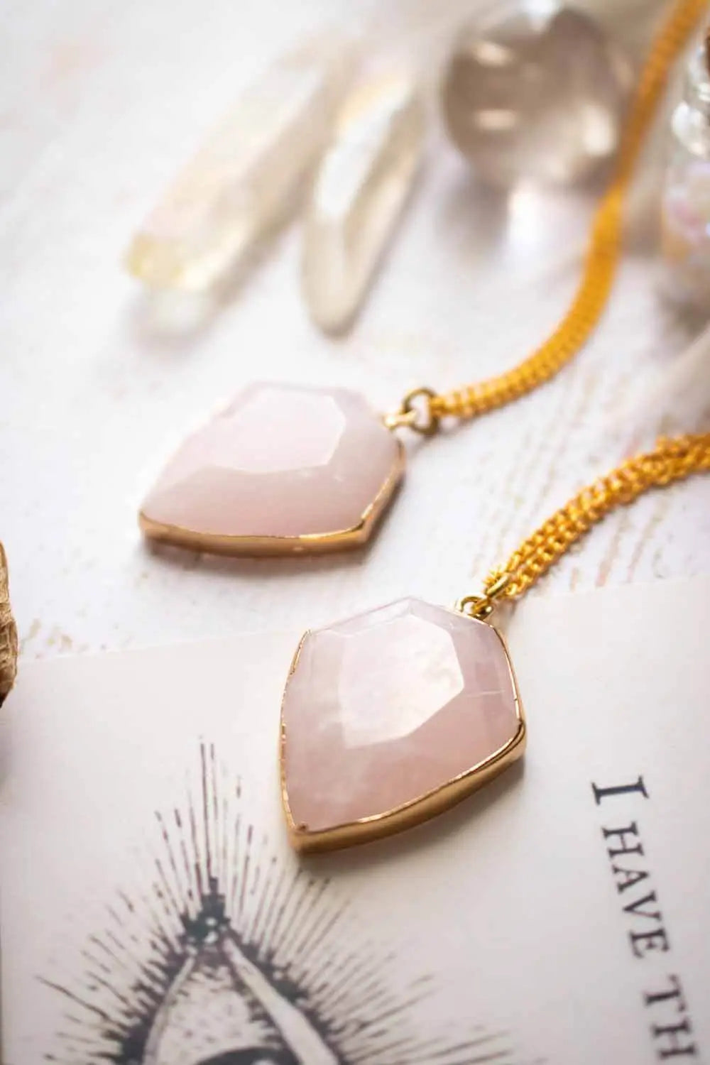 Pendentif Quartz Rose Alize et chaîne laiton doré lunamanashop