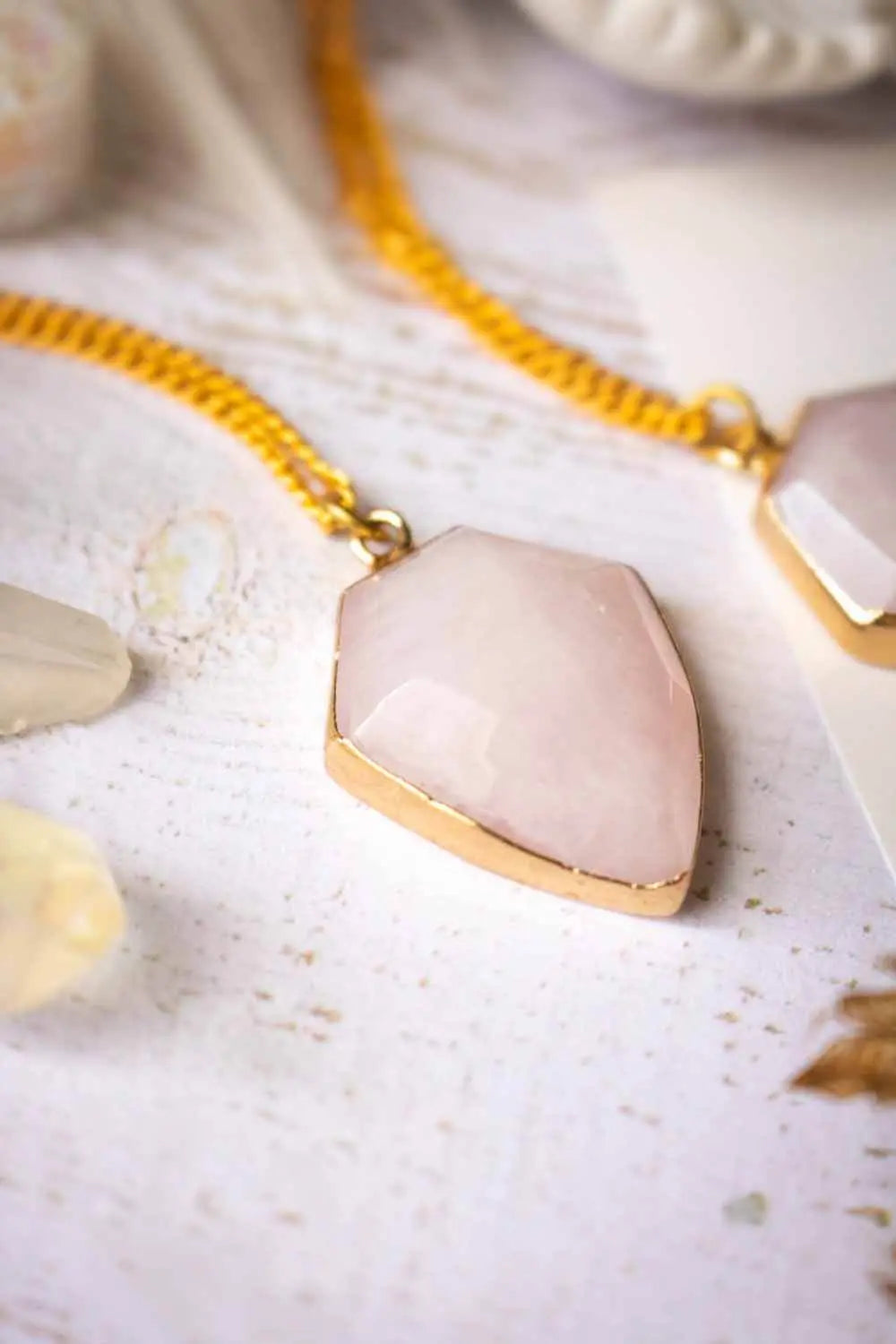 Pendentif Quartz Rose Alize et chaîne laiton doré lunamanashop