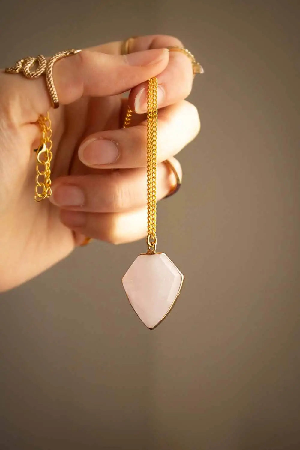 Pendentif Quartz Rose Alize et chaîne laiton doré lunamanashop