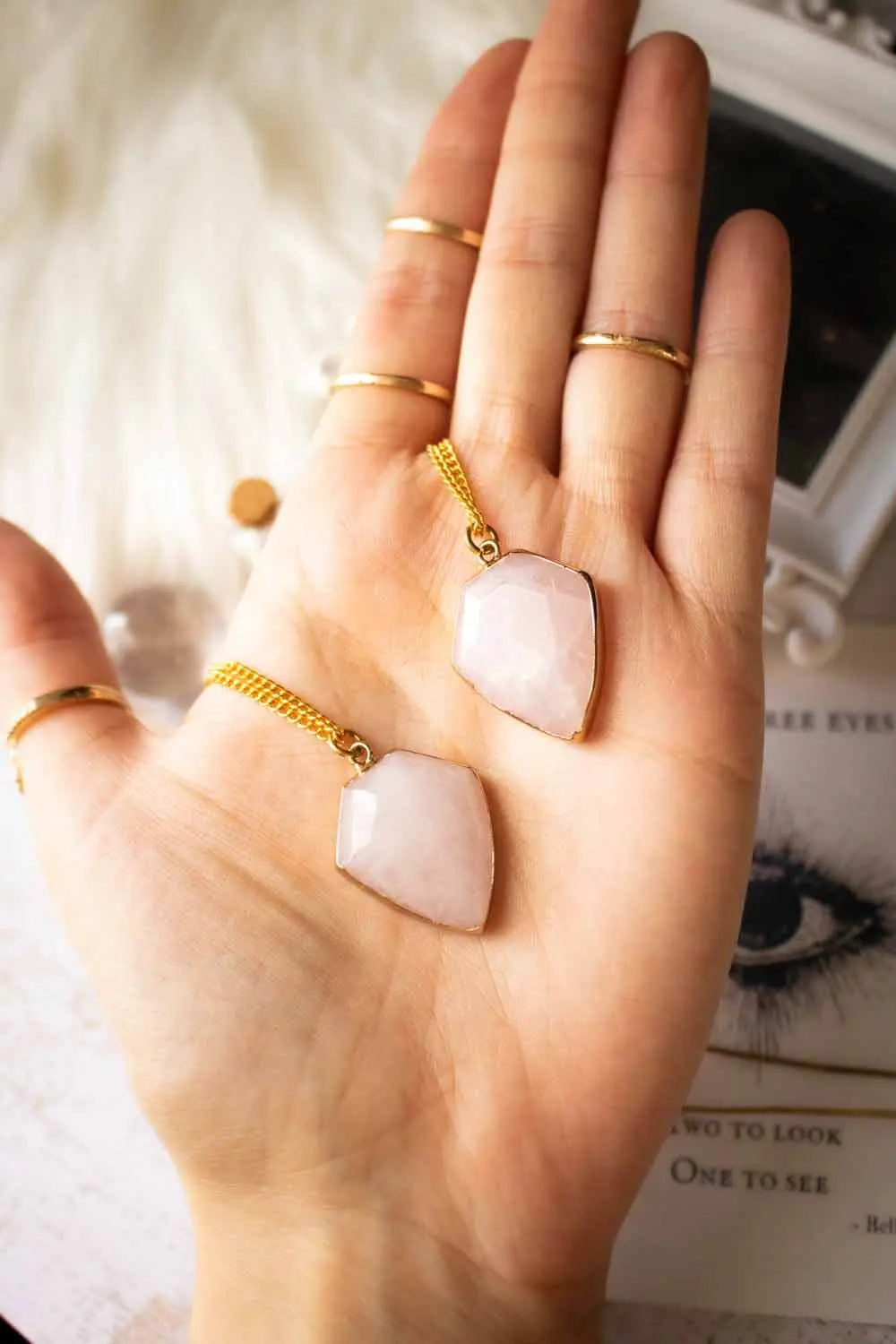 Pendentif Quartz Rose Alize et chaîne laiton doré lunamanashop