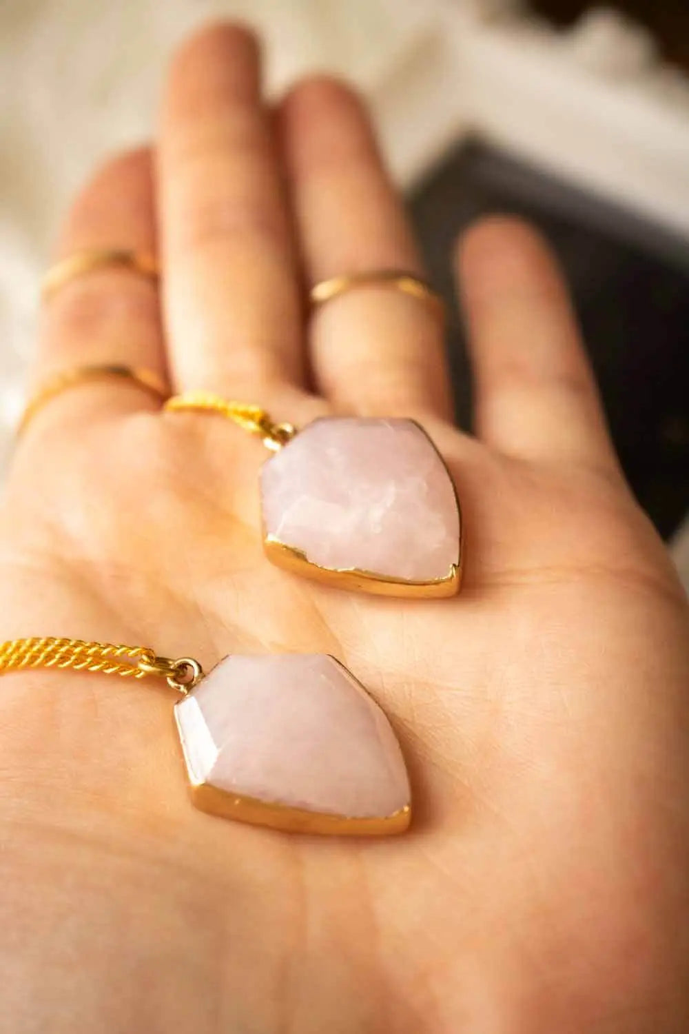 Pendentif Quartz Rose Alize et chaîne laiton doré lunamanashop