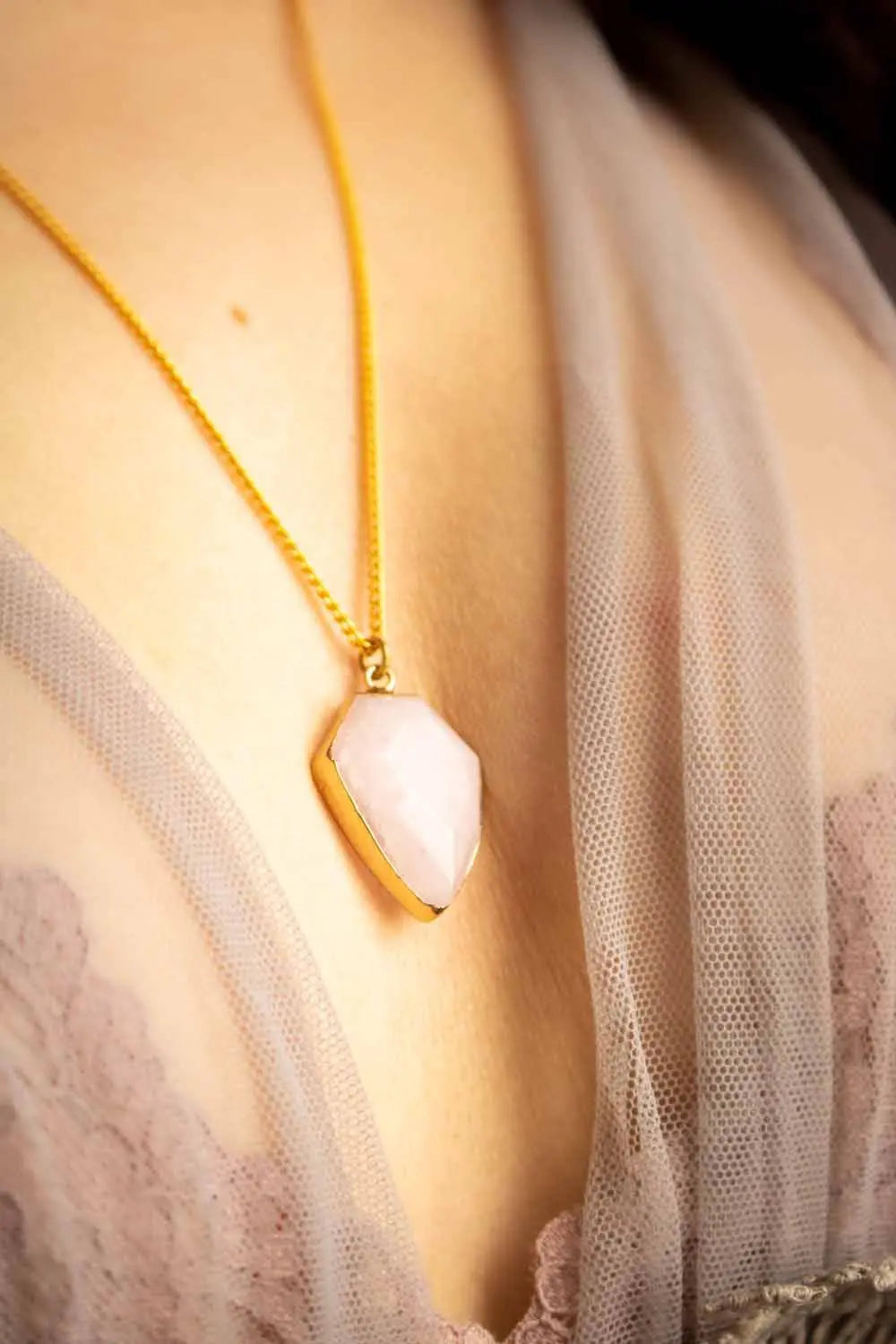 Pendentif Quartz Rose Alize et chaîne laiton doré lunamanashop
