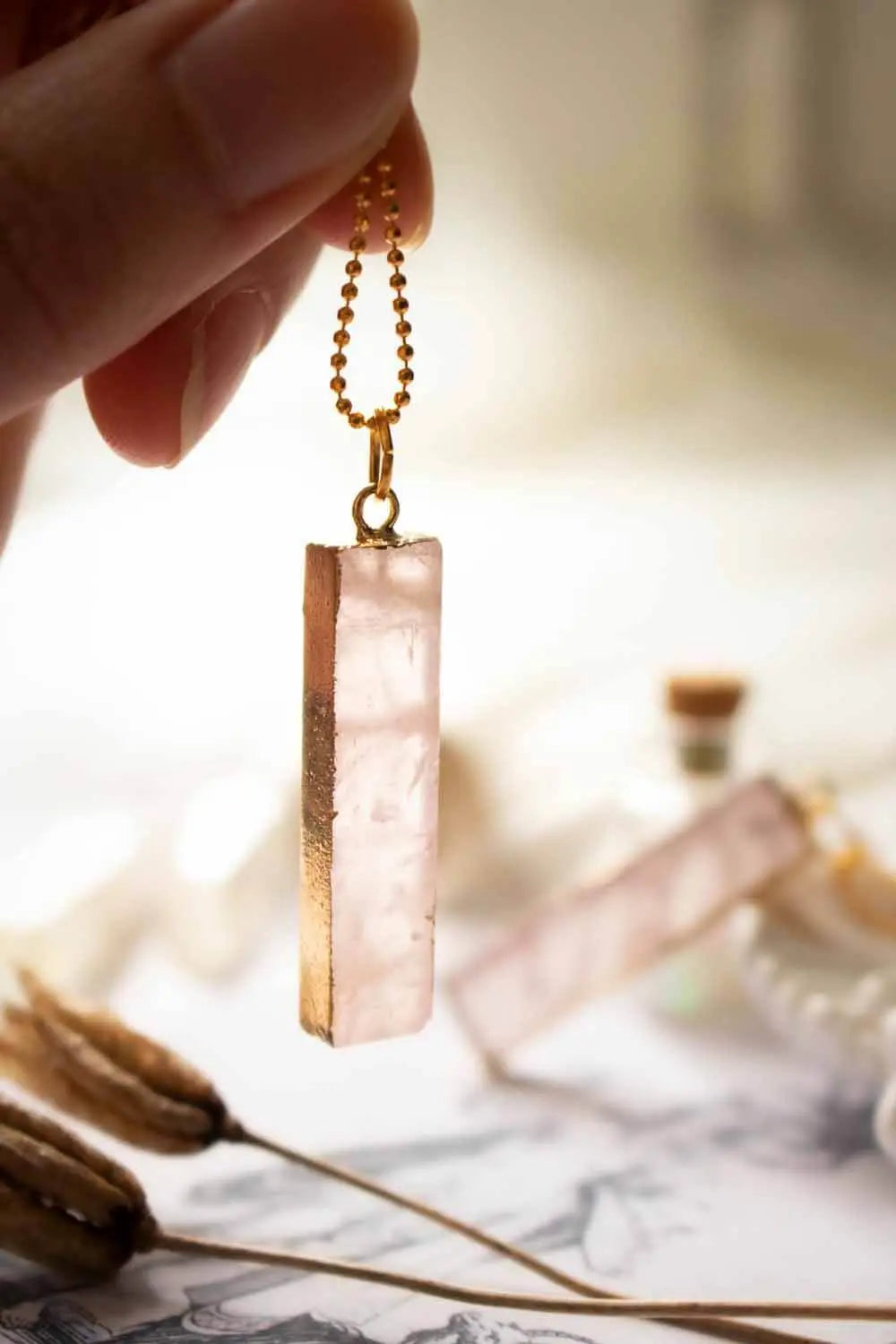 Pendentif Quartz Rose Grace chaîne laiton doré lunamanashop