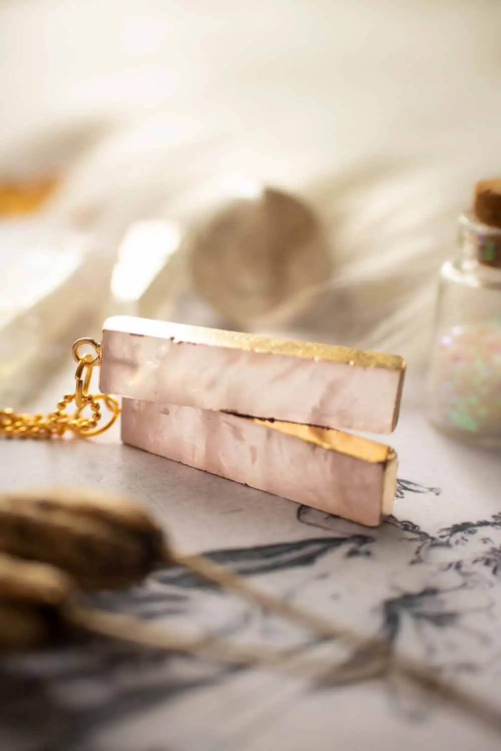 Pendentif Quartz Rose Grace chaîne laiton doré lunamanashop