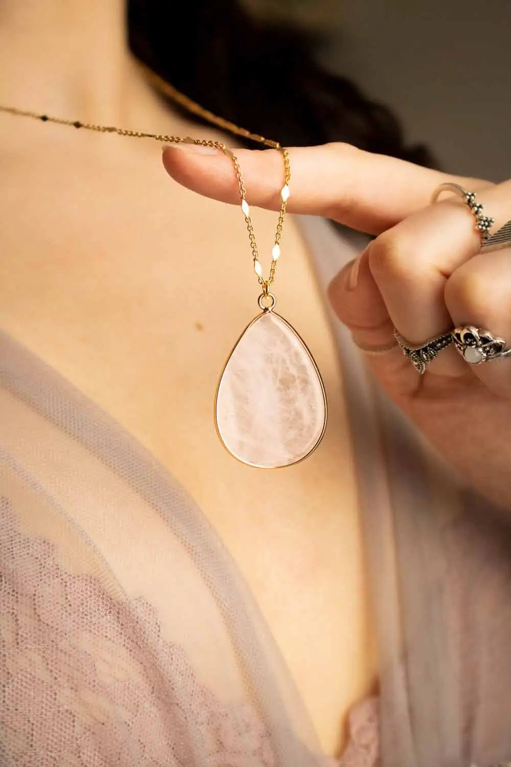 Pendentif Quartz Rose Mona et chaîne laiton doré lunamanashop