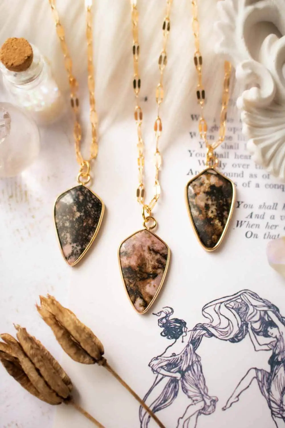 Pendentif Rhodonite Brandi chaîne en laiton doré lunamanashop